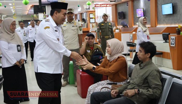 Hari Pertama Kerja Usai Lebaran, Bupati Arief Rohman Sidak Pastikan Pelayanan Publik Kembali Aktif