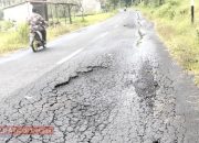Jalan Raya di Kecamatan Rubaru Sumenep Amblas dan Aspal Terkelupas, Pengendara Diminta Waspada