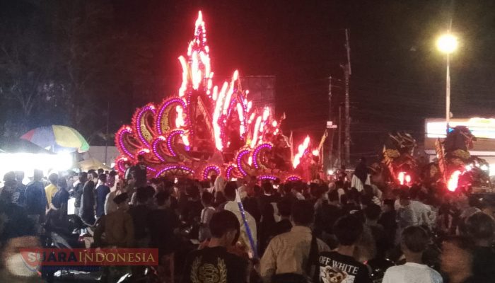 Masyarakat Sampang Tumplek Blek Saksikan Festival Dauldugdug