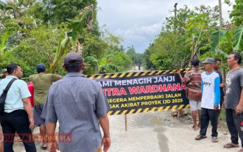 Tagih Janji Perbaikan Jalan, Warga Sambongrejo Blora Blokade Akses dan Tanam Pohon Pisang