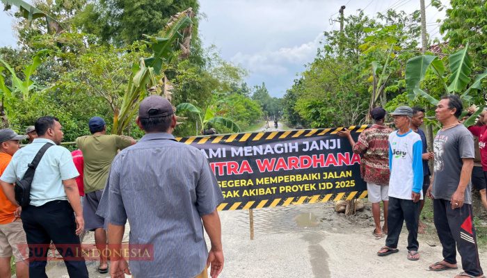 Tagih Janji Perbaikan Jalan, Warga Sambongrejo Blora Blokade Akses dan Tanam Pohon Pisang