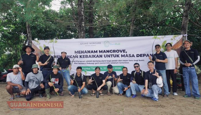 Peringati Hari Bumi 2026, Grand Mercure Malang Mirama Tanam Mangrove di Pantai Tamban
