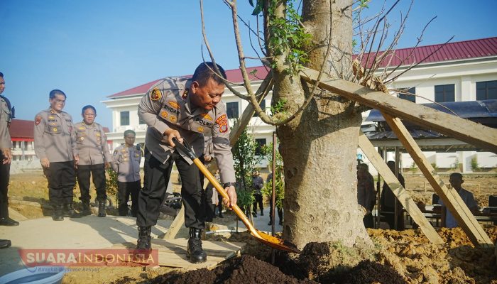 Kapolda Kaltim Pimpin Penanaman Pohon dan Tebar Ribuan Bibit Ikan di Mako Ditpamobvit