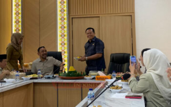 Sentuhan Tradisi di Gedung Baru DPRD Balikpapan, Komisi IV Buka Ruang Rapat dengan Doa Selamat 3 IMG 20260810 211422