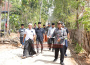 Turun ke Desa Campor, Bupati Pamekasan Sumbang Uang Pribadi untuk Perbaikan Jalan Swadaya 1,7 Kilometer 11 IMG 20260815 134408