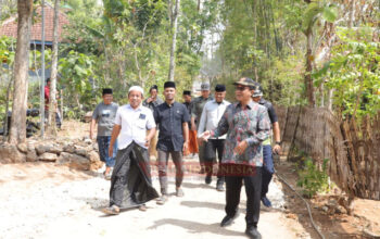 Turun ke Desa Campor, Bupati Pamekasan Sumbang Uang Pribadi untuk Perbaikan Jalan Swadaya 1,7 Kilometer 5 IMG 20260815 134408