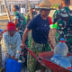 Hampir Tiga Bulan Kesulitan Air Bersih, Warga Kotalon Pamekasan Terima Bantuan 5.000 Liter Air dari Satgas TMMD ke-130