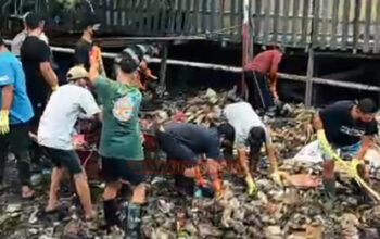 Cara Disperkim Bersihkan Wajah Pesisir Balikpapan Barat, dari Kerja Bakti Massal hingga Pasang Jaring Penahan Sampah 3 IMG 20261021 210339